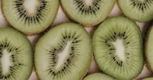 Kiwi para dormir mejor: la fruta otoñal que ayuda a relajar, bajar el “ruido” del cortisol y cuidar tu descanso