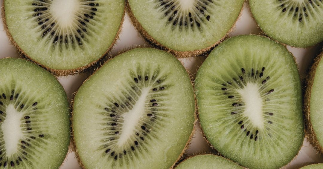 Kiwi para dormir mejor: la fruta otoñal que ayuda a relajar, bajar el “ruido” del cortisol y cuidar tu descanso