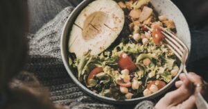 Adiós a la pirámide de harinas: así es la nueva pirámide (EE. UU. 2025–2030) y cómo la aplicamos en Ankshu Sitges